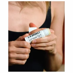 L:A BRUKET Baume à lèvres Amande Coco 017 Cosmos - 14 g|Homme/Femme Soins Du Visage|Taille Voyage