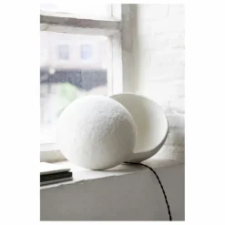 Serax Lampe à poser Earth ronde en papier maché || Luminaires