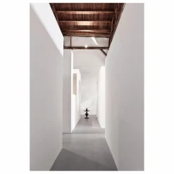 Best Table d'appoint Shuffle en bois laquée - Mia Hamborg | Tables, Bureaux