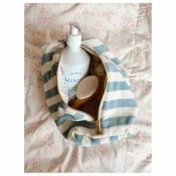 Best Rose in April Trousse de toilette en éponge Vic rayée | Bleu ciel